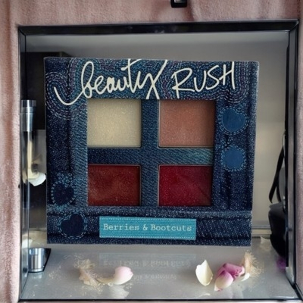 Rare Victoria's Secret Beauty Rush Lip Gloss Palette Berries & Bootcuts Display